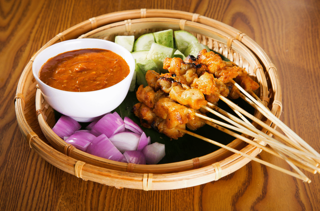 Tajskie szaszłyki satay z kurczaka podawane z kremowym sosem z orzeszków ziemnych