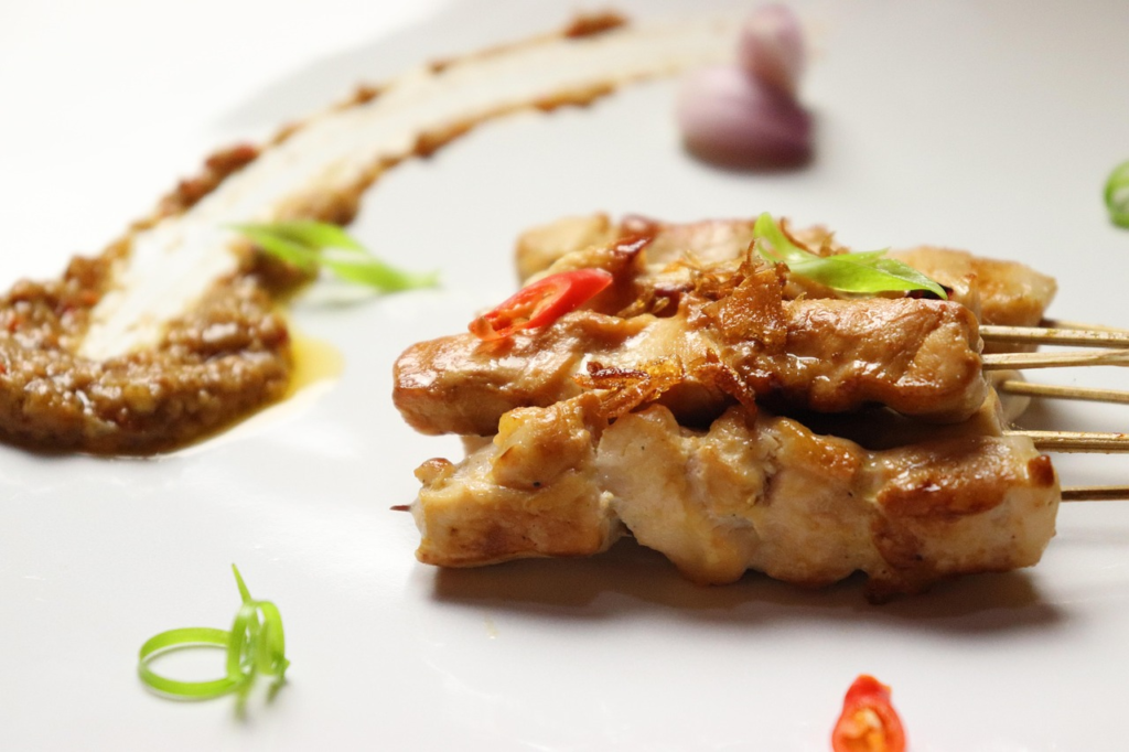 Tajskie szaszłyki satay z kurczaka podawane z kremowym sosem z orzeszków ziemnych