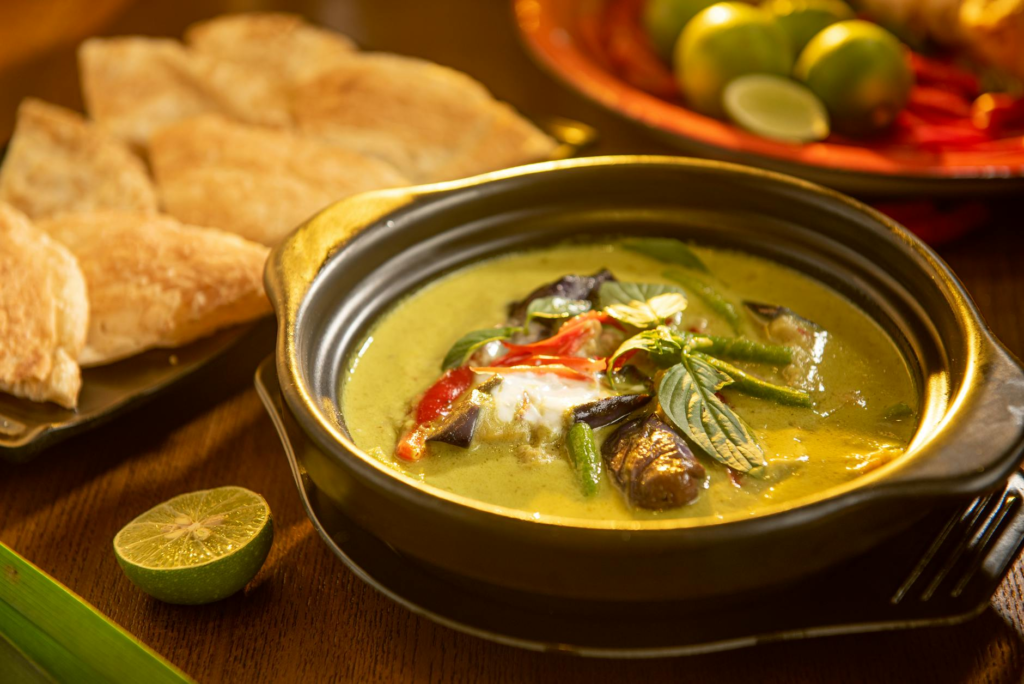 Aromatyczne zielone curry z kurczakiem, bakłażanem i świeżą bazylią w mleku kokosowym.