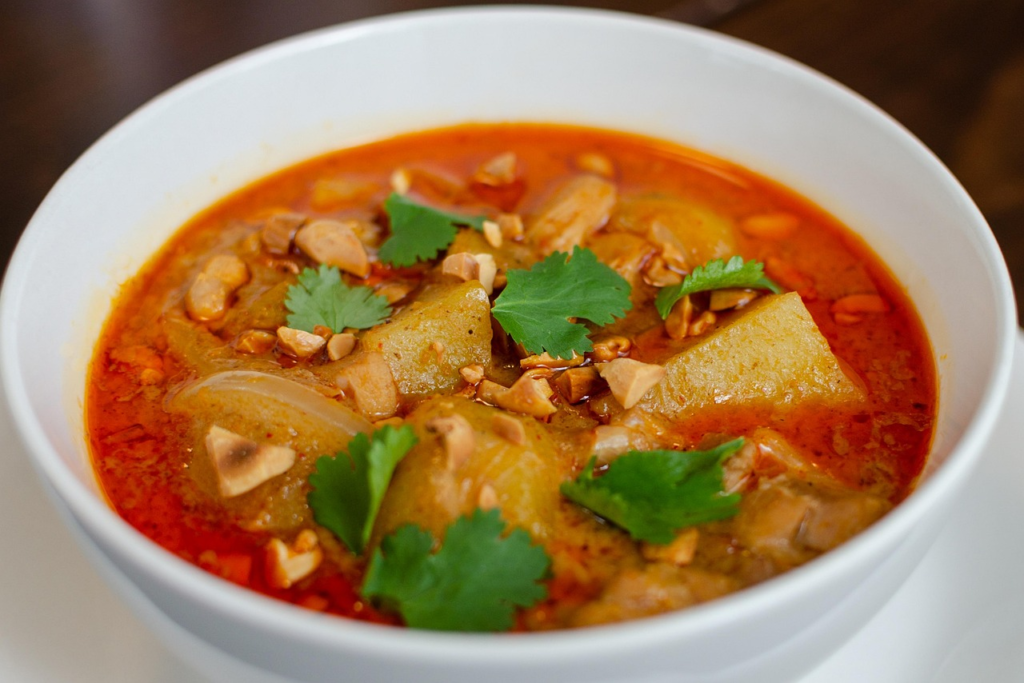 Delikatne massaman curry z wołowiną, ziemniakami i orzechami w kremowym sosie z mleka kokosowego.