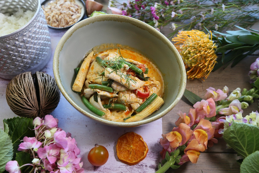 Gęste panang curry z dodatkiem orzeszków ziemnych, papryki i świeżych ziół.
