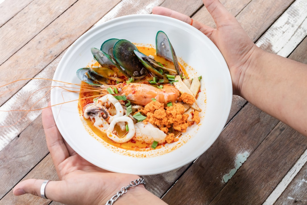 Zupa tom yum z krewetkami, grzybami i trawą cytrynową – słynna tajska zupa o kwaśno-pikantnym smaku.