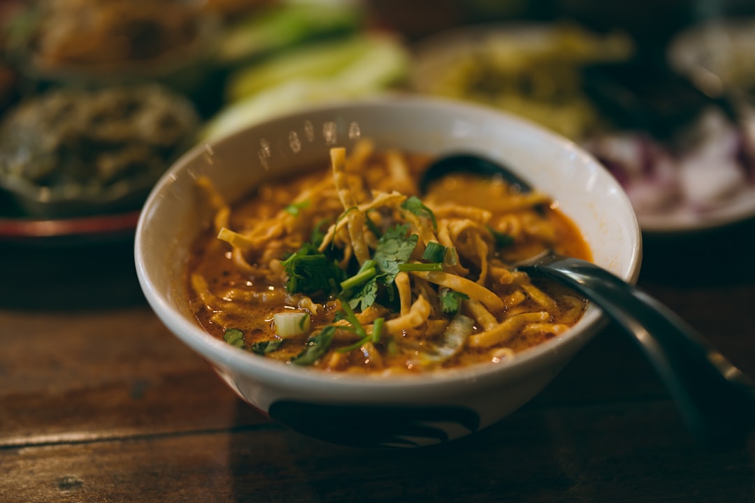 Khao soi – północnotajska zupa curry z makaronem jajecznym, mięsem i chrupiącymi dodatkami