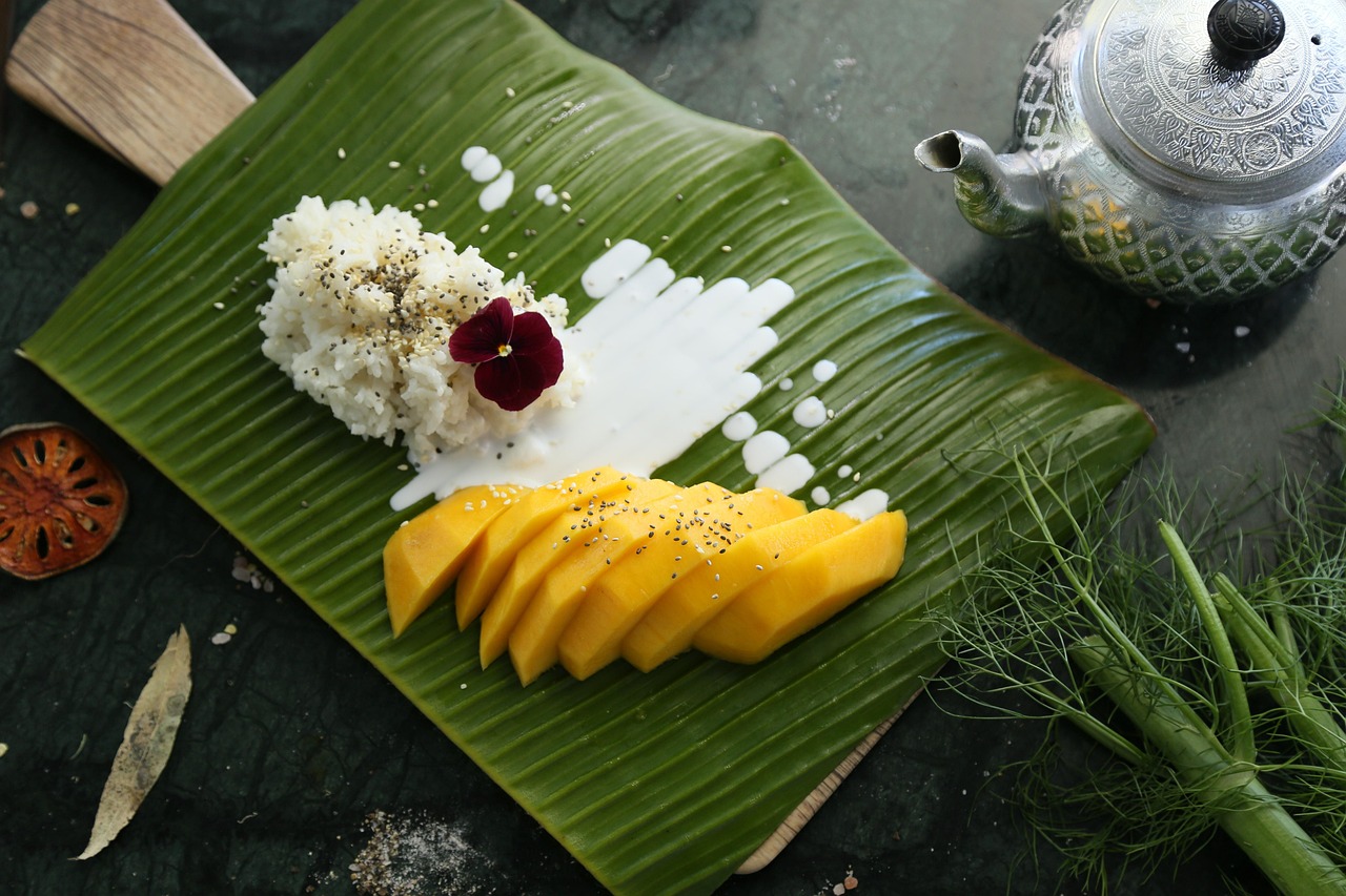 Deser mango sticky rice – kleisty ryż z mlekiem kokosowym i świeżym mango.