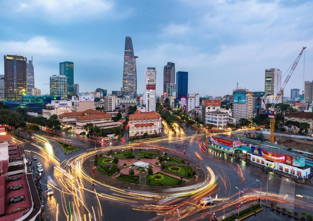 Panorama centrum Ho Chi Minh City z widokiem na Bitexco Financial Tower, ruchliwe ronda i nowoczesne wieżowce o zmierzchu