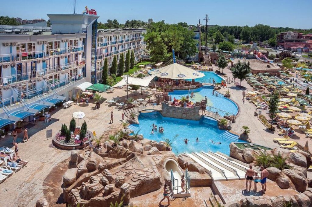 Hotel Kotva z konceptu Coral Family Club – kompleks basenowy z atrakcjami wodnymi i rodzinną strefą wypoczynku. Idealne miejsce na wakacje Bułgaria All Inclusive.