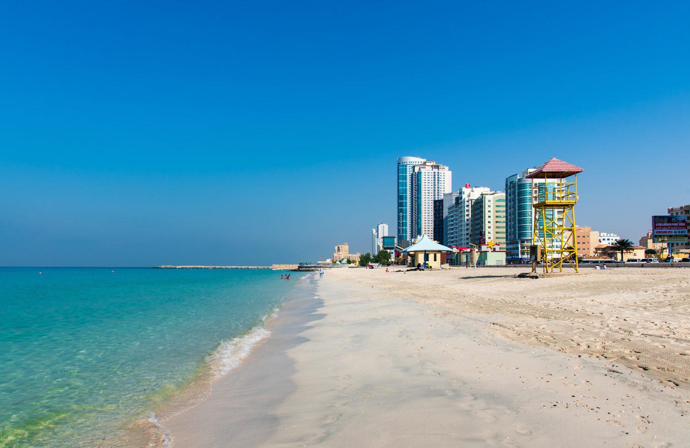 Piękna plaża w emiracie Ajman, Zjednoczone Emiraty Arabskie