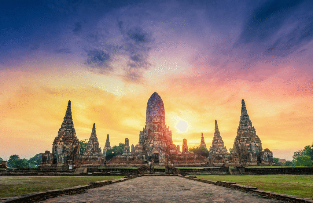 Ruiny świątyni Wat Chaiwatthanaram w Ayutthayi o zachodzie słońca, Tajlandia