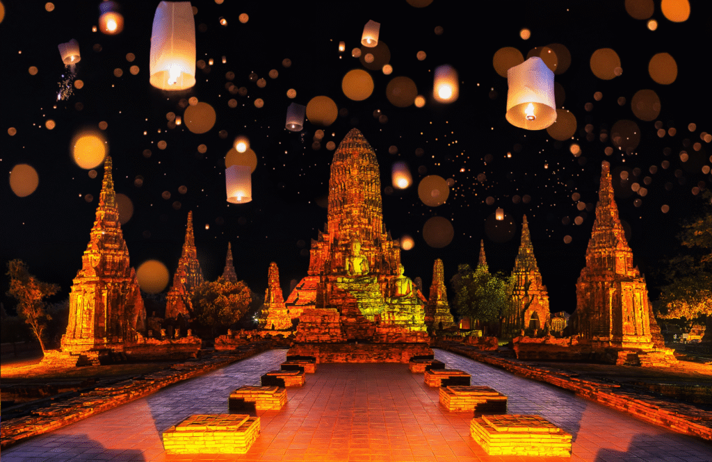 Wat Chaiwatthanaram nocą podczas festiwalu lampionów Loy Krathong w Ayutthayi, Tajlandia