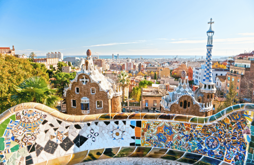 Panorama Parku Güell z kolorową mozaikową balustradą i widokiem na Barcelonę, Hiszpania