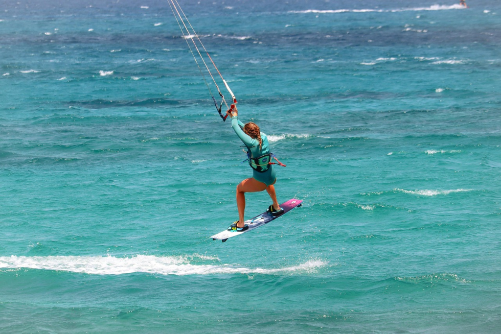 Kitesurfer na turkusowej wodzie u wybrzeży Dominikany