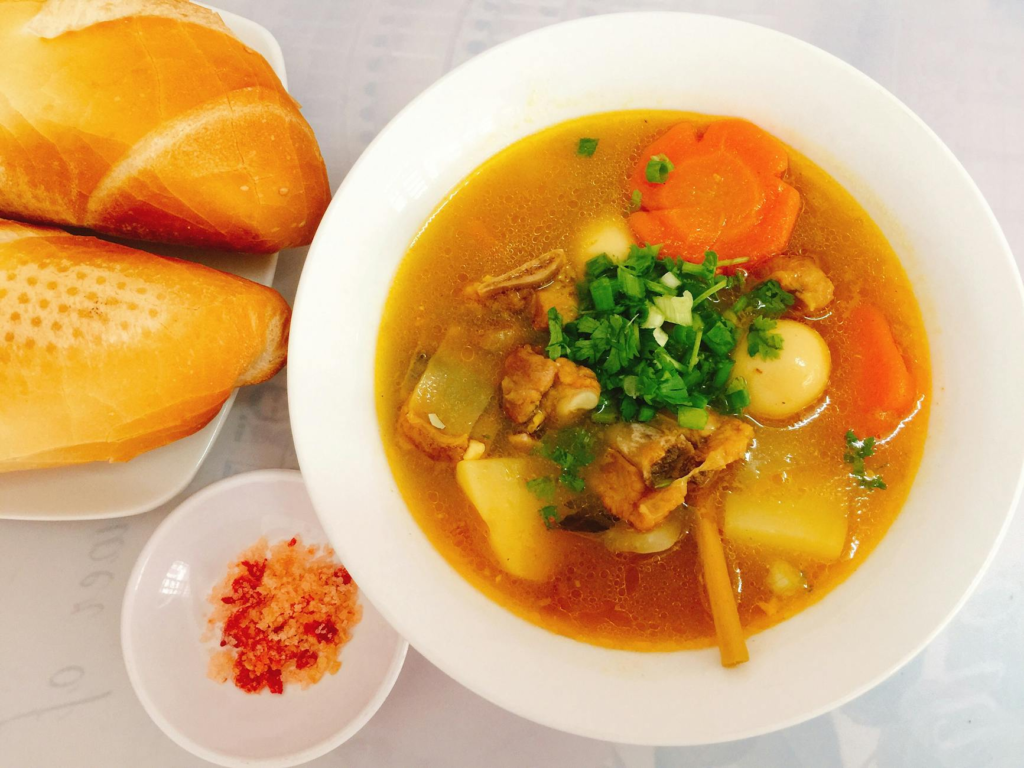 Tradycyjna dominikańska zupa sancocho z warzywami, kukurydzą i mięsem.
