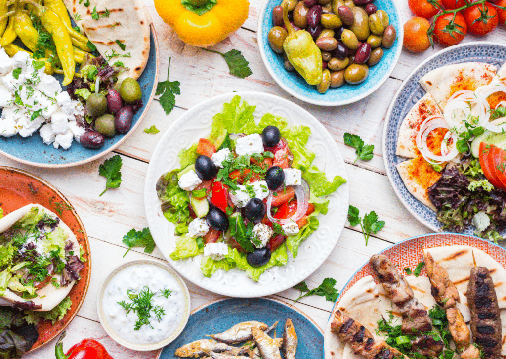 Grecka uczta z sałatką horiatiki, gyros w picie, grillowanym souvlaki i pieczonymi ziemniakami z sosem tzatziki.
