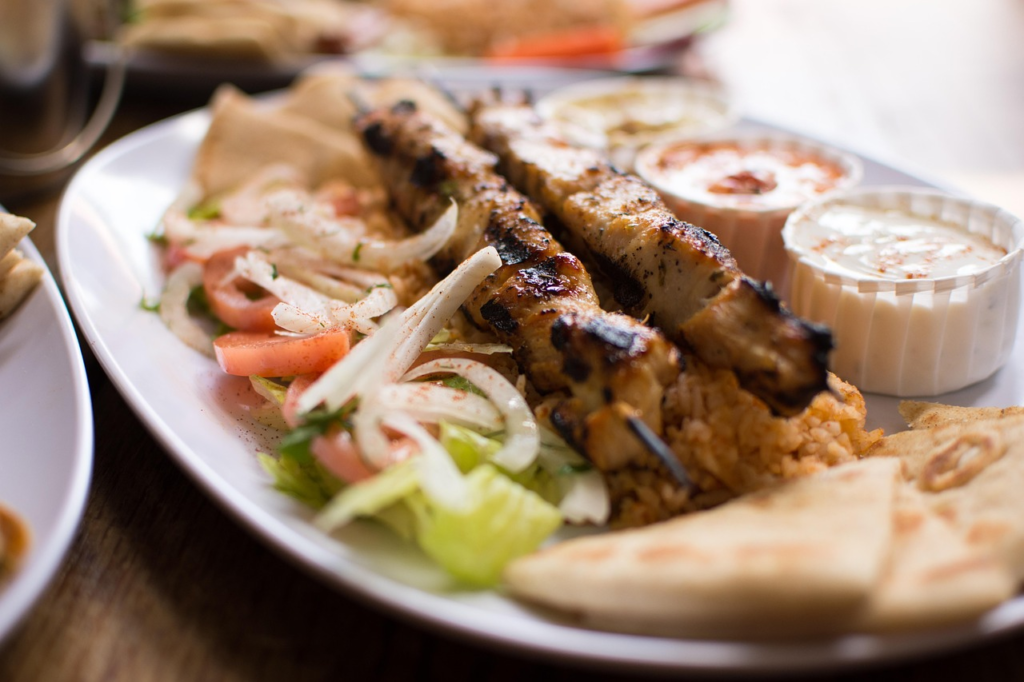 Souvlaki – Grillowane szaszłyki z mięsa, podane z frytkami, pitą i warzywami – klasyczne greckie danie uliczne.