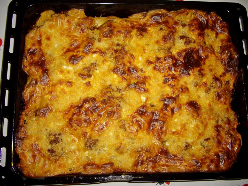 Moussaka – Warstwowa zapiekanka z bakłażanem, mielonym mięsem i kremowym sosem beszamelowym