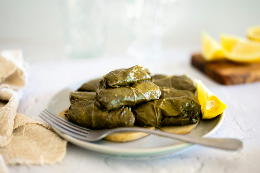 Dolmades – Liście winorośli nadziewane ryżem i ziołami, popularna grecka przystawka