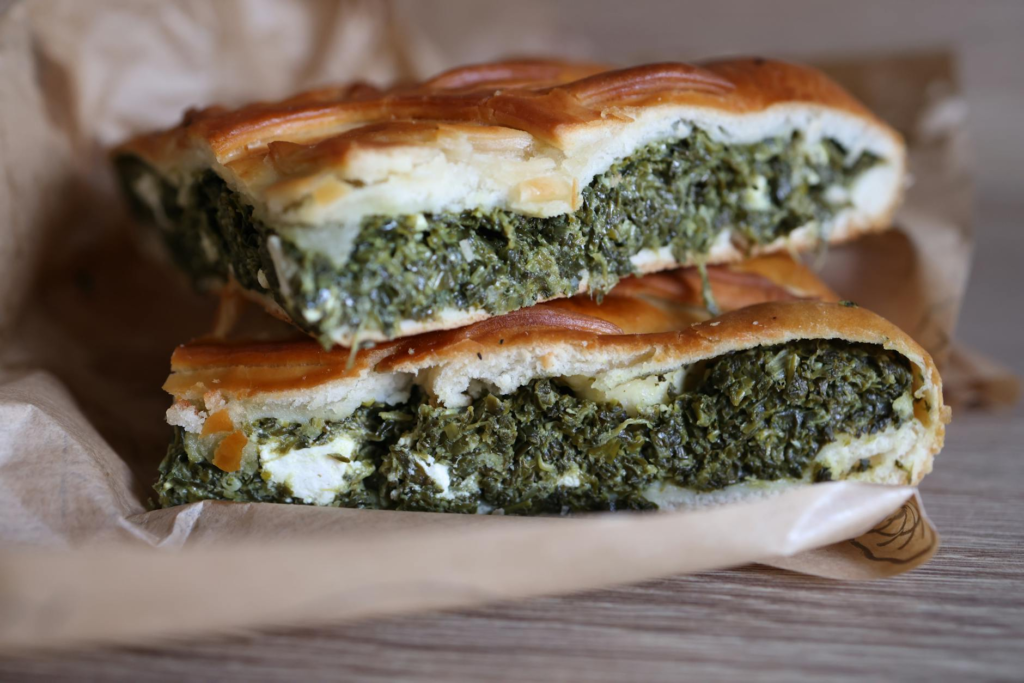 Spanakopita – Ciasto filo nadziewane szpinakiem i fetą, chrupiące i aromatyczne