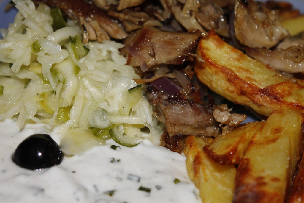 Gyros – Mięso z rusztu serwowane w picie z warzywami i sosem tzatziki