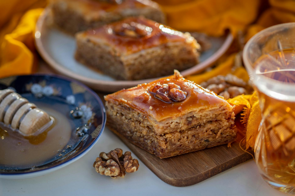 Baklava – Słodki deser z ciasta filo, orzechów i syropu miodowego