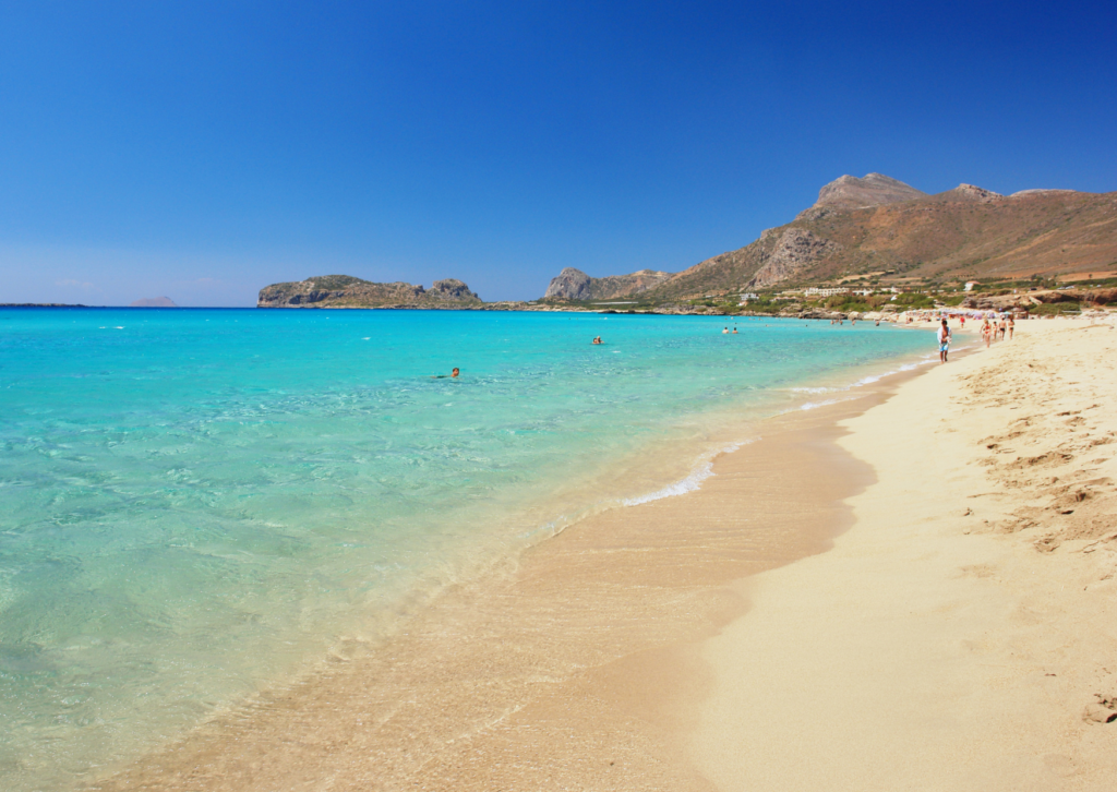 Kreta Falassarna – szeroka plaża z jasnym piaskiem i spokojnym, błękitnym morzem