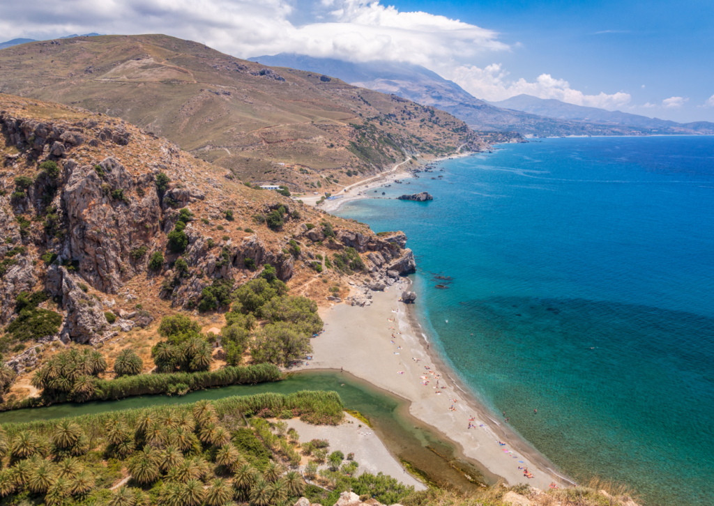 Kreta Preveli – plaża przy ujściu rzeki, otoczona palmami i górami