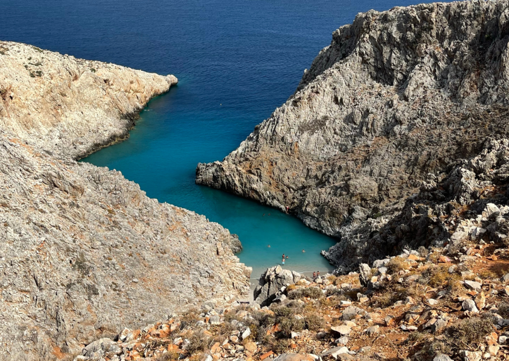Kreta Seitan Limania – wąska zatoczka w skalistym klifie z intensywnie błękitną wodą