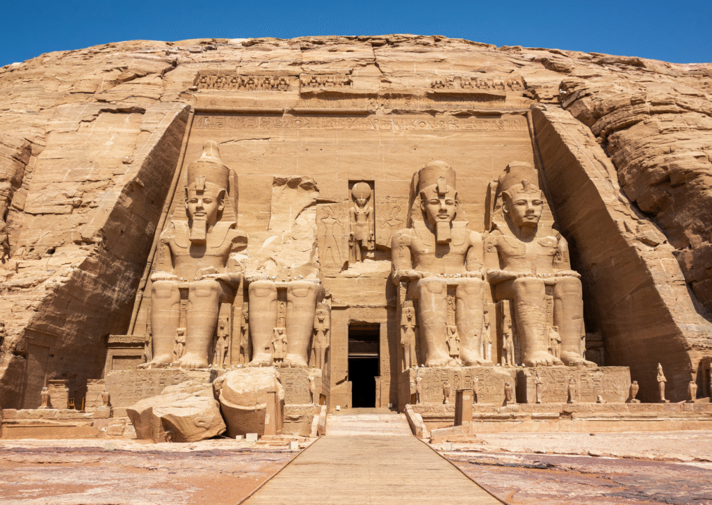 Monumentalne posągi Ramzesa II przy wejściu do świątyni Abu Simbel wykutej w skale.