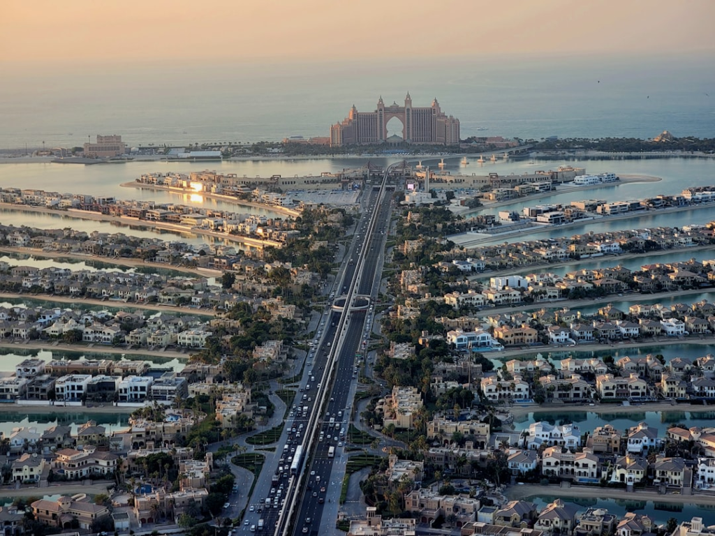 Widok z lotu ptaka na Palm Jumeirah – sztuczną wyspę w kształcie palmy w Dubaju.