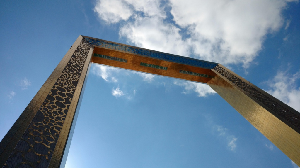 Złota ramka Dubai Frame na tle nieba – nowoczesna atrakcja Dubaju.