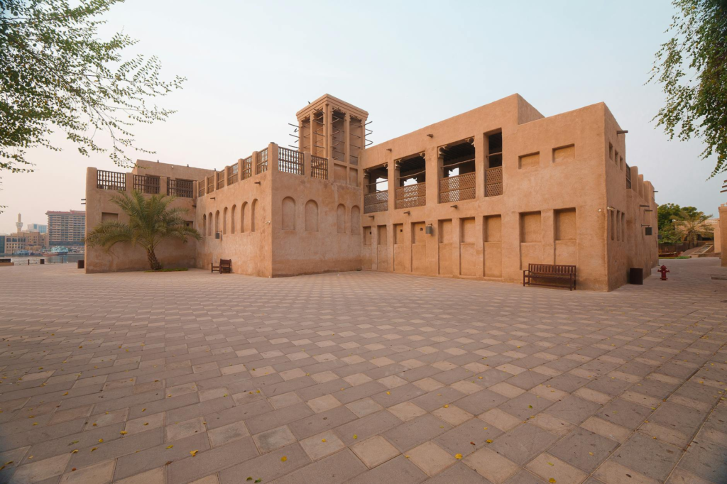Tradycyjna architektura dzielnicy Al Fahidi w Dubaju – historyczna część miasta.