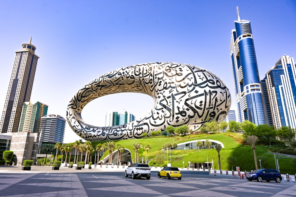 Nowoczesna bryła Muzeum Przyszłości w Dubaju z arabskimi inskrypcjami.