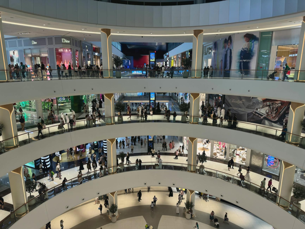 Ruchliwe wnętrze Dubai Mall – jednego z największych centrów handlowych na świecie.