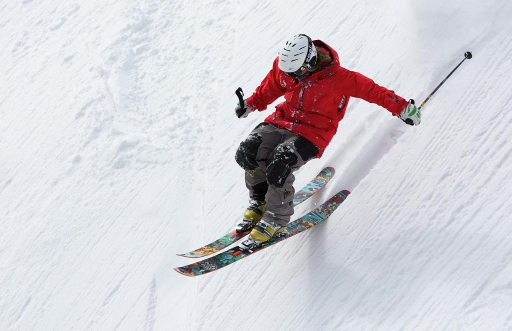 Narciarka zjeżdżająca po stoku w Ski Dubai – krytym ośrodku narciarskim w Dubaju.