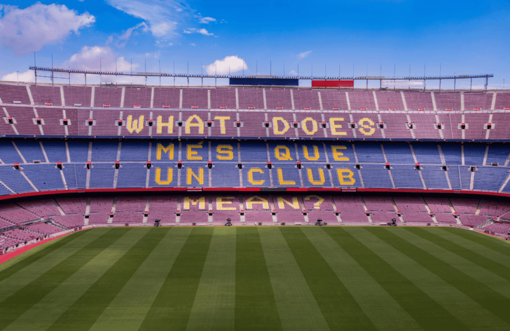 Widok na stadion Camp Nou z napisem "Més que un club" na trybunach, siedziba FC Barcelona