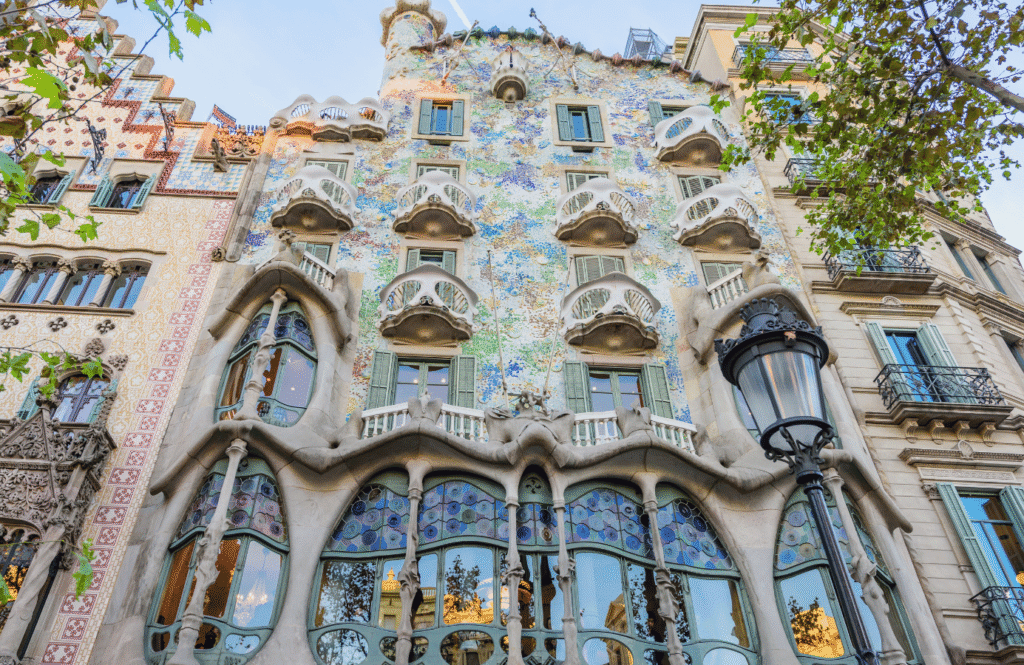 Fasada secesyjnego budynku Casa Batlló projektu Gaudíego z falistymi liniami i mozaikami, Barcelona