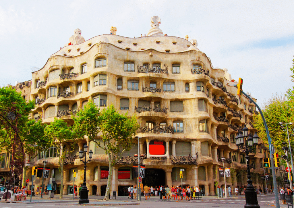 Modernistyczny budynek Casa Milà autorstwa Gaudíego w Barcelonie – wpisany na listę UNESCO