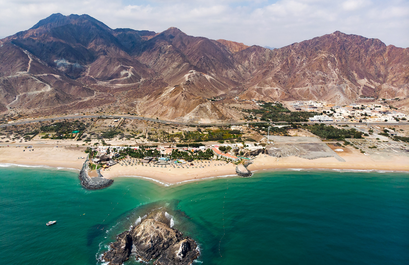 Widok z drona na piaszczystą plażę oraz góry w emiracie Fujairah