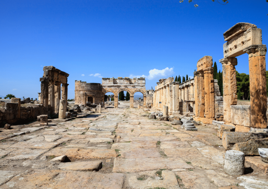 Ruiny starożytnego uzdrowiska Hierapolis w Pamukkale, Turcja – stanowisko UNESCO łączące historię i przyrodę