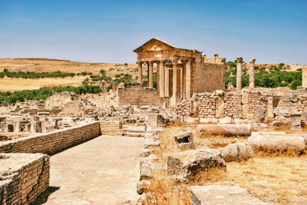 Ruiny Kapitolu w starożytnym mieście Dougga w Tunezji – Tunezja All Inclusive