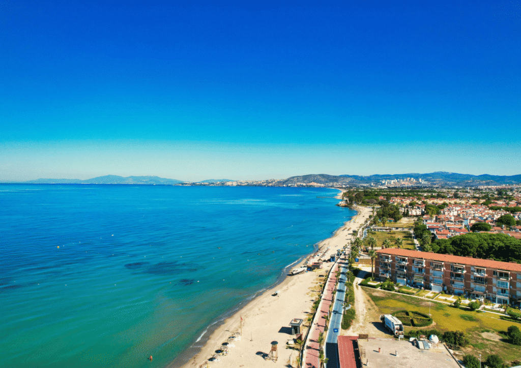 Szeroka plaża i zabudowa turystyczna w Kuşadası z widokiem na błękitne morze, Turcja Egejska