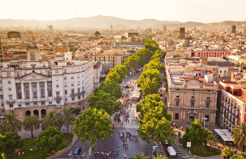 La Rambla – deptak z drzewami i miejską zabudową, widziany z lotu ptaka o zachodzie słońca, Barcelona