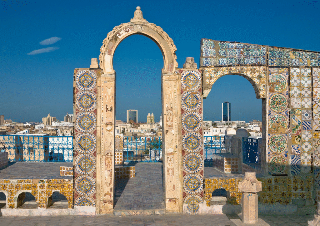 Bogato zdobiona brama w Medynie w Tunisie – historyczne centrum miasta, chronione przez UNESCO