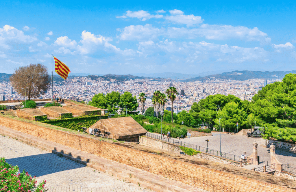 Panorama wzgórza Montjuïc z zabytkami i widokiem na miasto i port, Barcelona