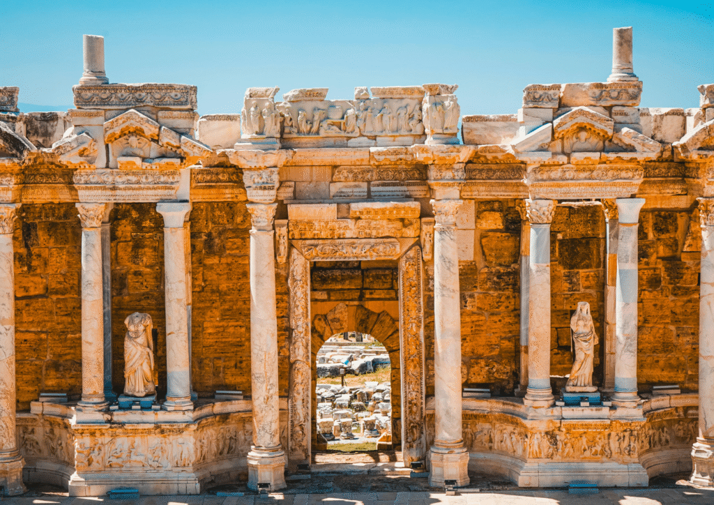 Ruiny rzymskiego teatru i łuk triumfalny w Leptis Magna – najciekawsze miejsca UNESCO w Afryce Północnej