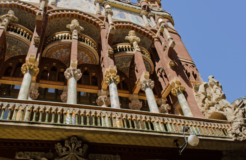 Bogato zdobiona fasada Palau de la Música Catalana z kolumnami i mozaikami, Barcelona