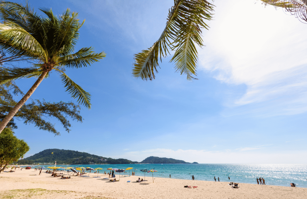 Plaża Patong z palmami i zatoką w tle, popularne miejsce turystyczne na Phuket, Tajlandia