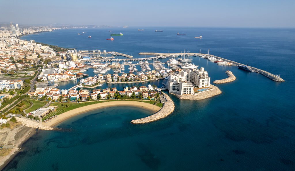 Port jachtowy w Limassol na Cyprze, zabudowania nad nabrzeżem