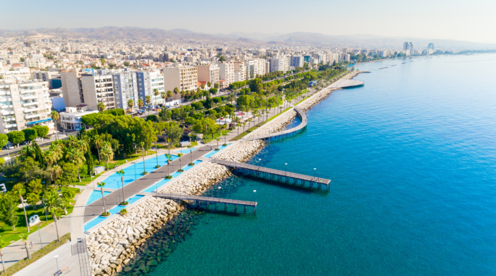Panoramiczny widok na nadmorską promenadę i zabudowę Limassol na Cyprze