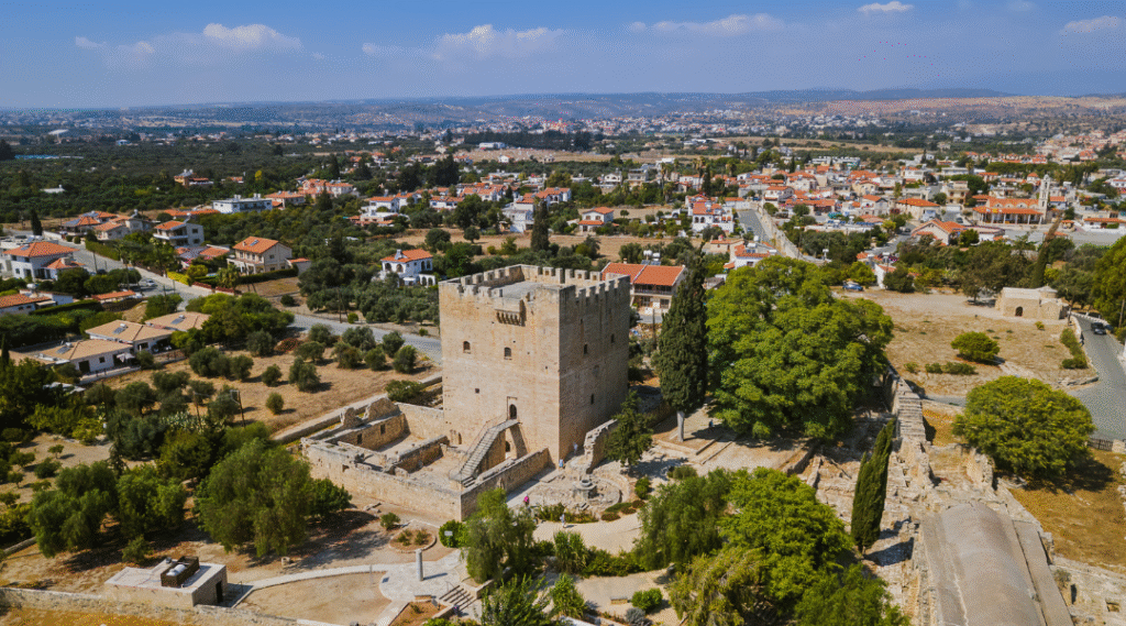 Zamek Limassol – średniowieczna kamienna twierdza otoczona zielenią i zabudową miejską