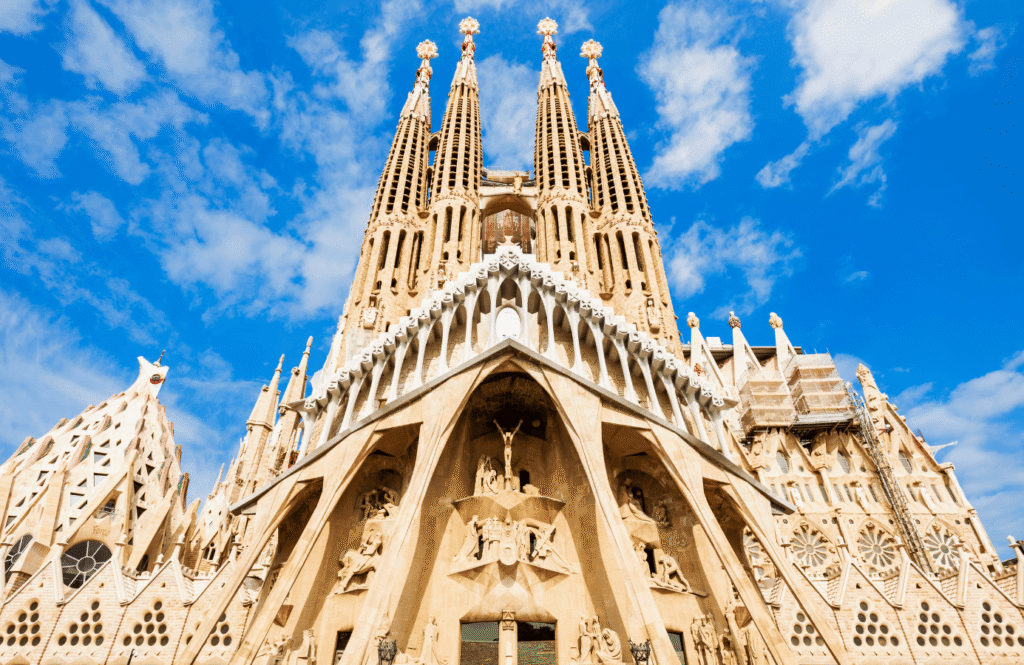 Imponująca fasada bazyliki Sagrada Família z wysokimi wieżami i rzeźbieniami, dzieło Gaudíego, Barcelona